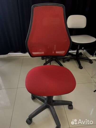 Стул офисный на колесиках
