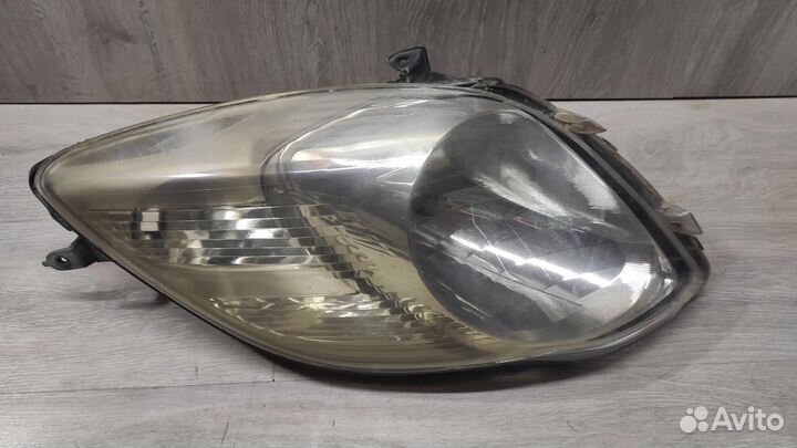 Фара правая тойота ярис