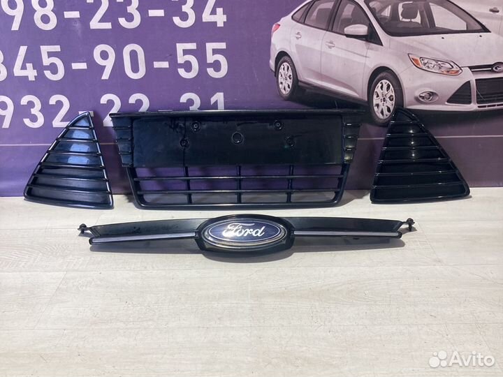 Решетка переднего бампера центральная Ford Focus 3