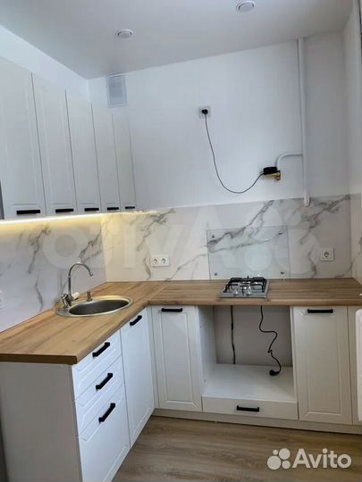 Белая угловая кухня с современными фасадами мдф