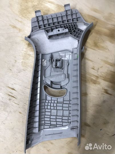 Верхняя обшивка средней стойки Octavia A7