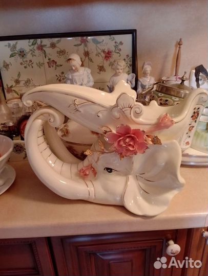 Слон фарфоровый бутылочница