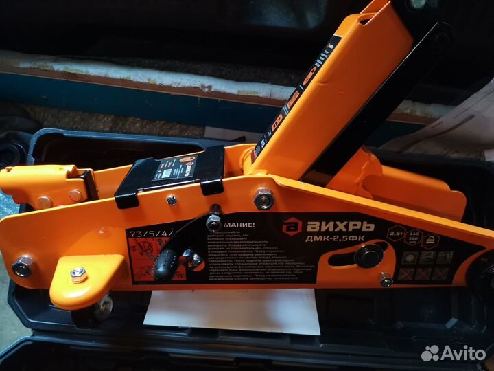 Домкрат 2,5 т с фиксатором