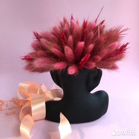 Гипсовое кашпо с яркими сухоцветами