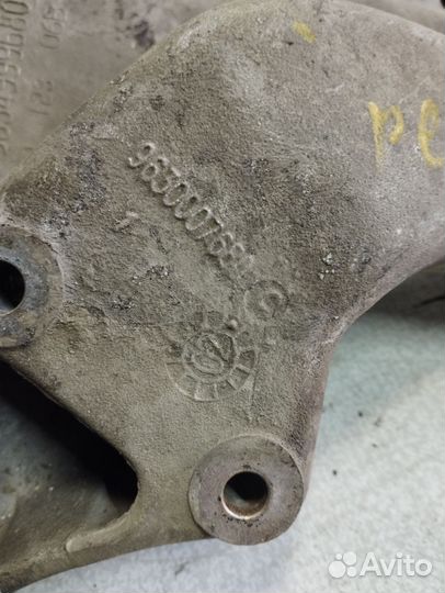 Кронштейн двигателя правый Peugeot 206 Пежо 206