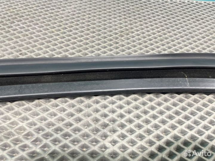 Уплотнитель стекла двери передний левый Skoda