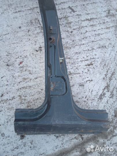 Центральная стойка кузова передняя правая