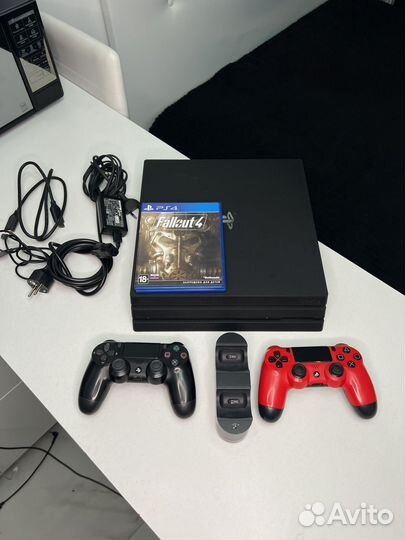 Sony playstation 4 PS4 pro, 2 джойстика, 1 диск