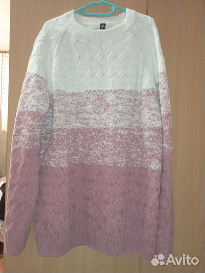Объемный свитер женский