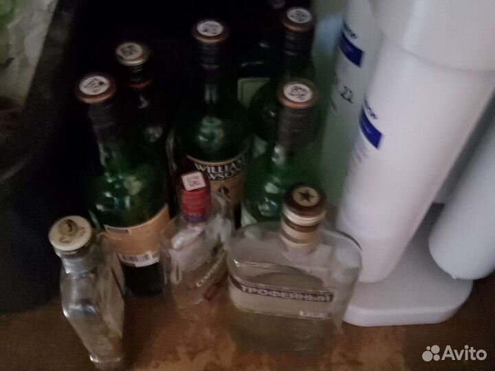 Темные пластиковые бутылки пустые банки