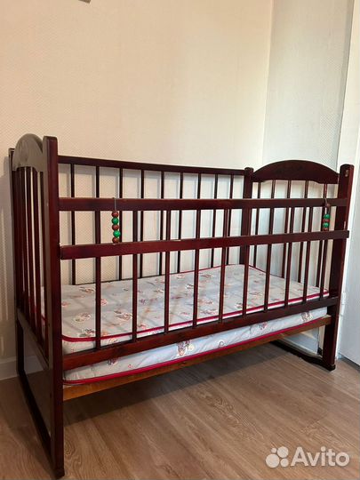 Детская кроватка с матрасом