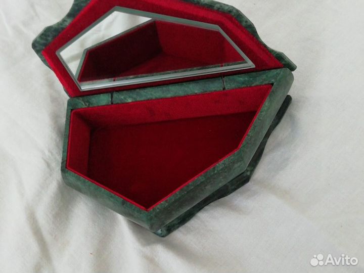 Шкатулка малахитовая