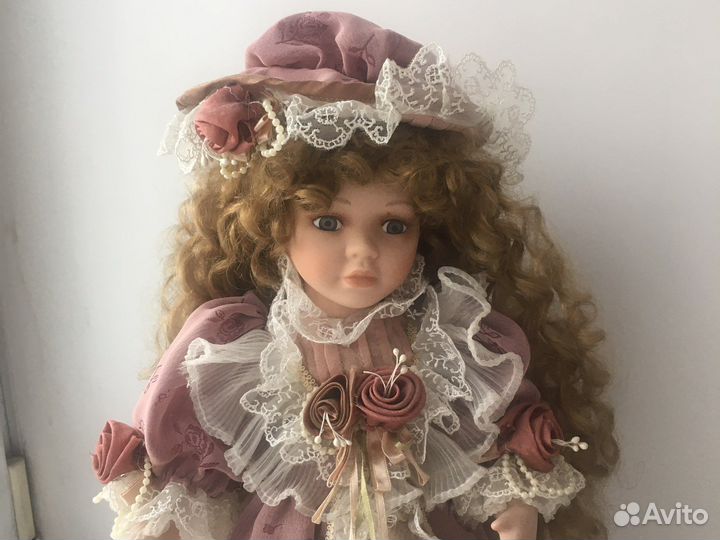 Кукла фарфоровая на подставке