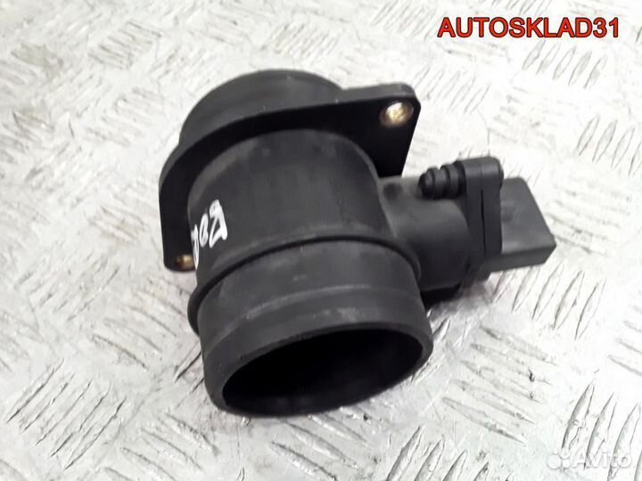 Расходомер воздуха Volkswagen Golf 4 06A906461