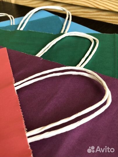 Цветные крафт пакеты с кручеными ручками