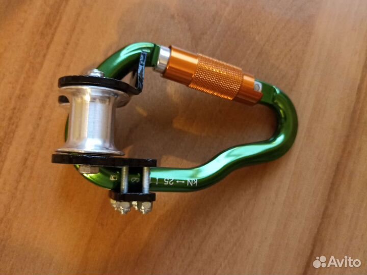 Трекинговый ролик на карабине Guru