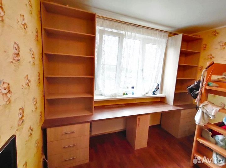 Рабочая зона: шкаф, стеллаж, стол, полки