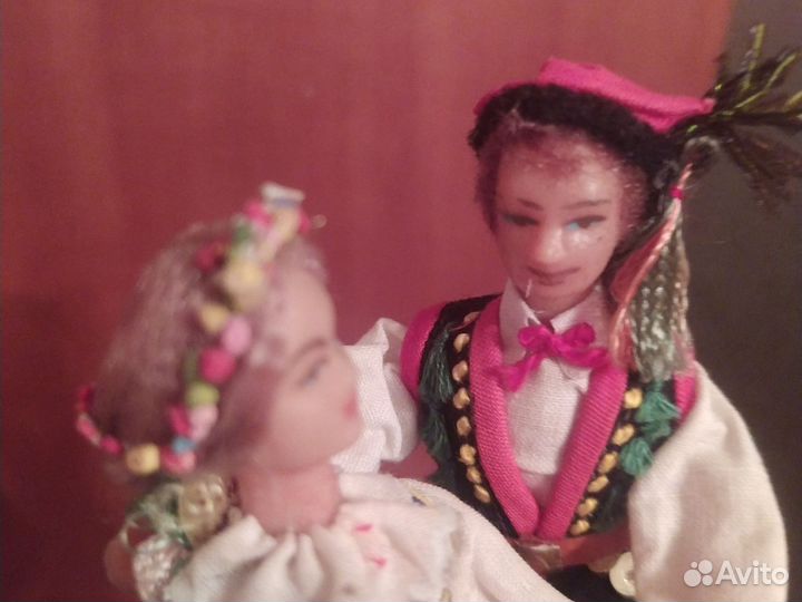 Пара двух польских кукол в танце