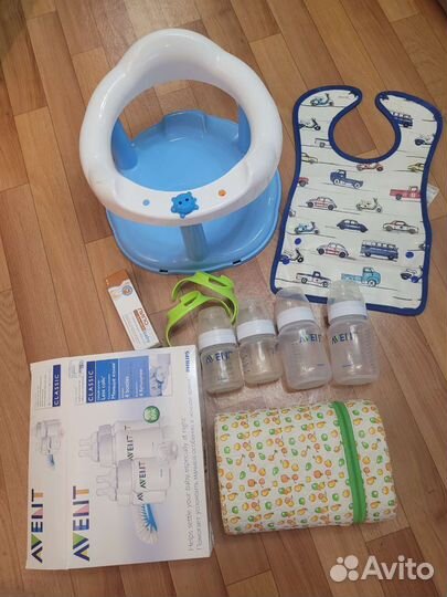 Стульчик для купания, бутылочки, слюнявчик