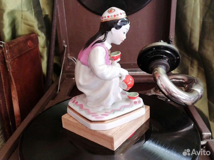 Фарфоровая статуэтка Маленькая хозяйка