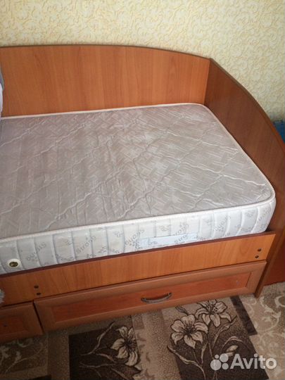 Кровать полуторная с матрасом