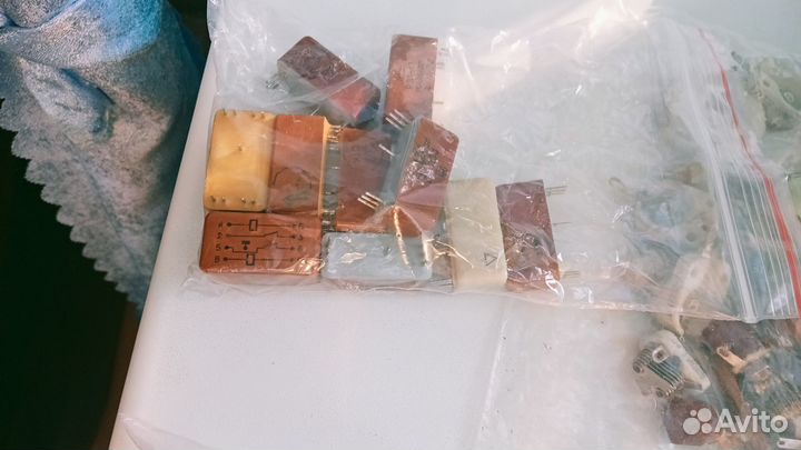 Кварцевые генераторы,реле-много разных