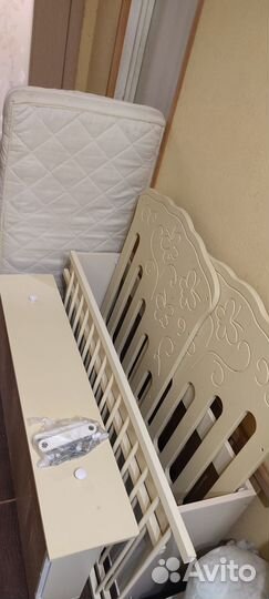 Детская кроватка с маятником