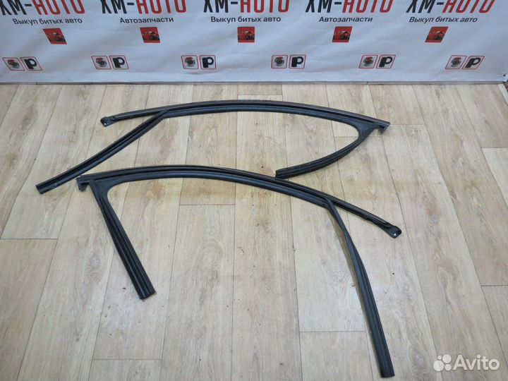 Уплотнитель двери левый Kia Stinger