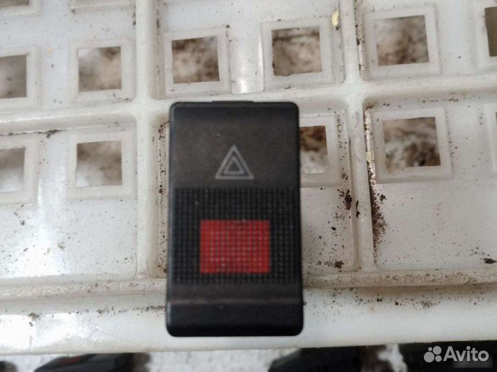 Кнопка аварийной сигнализации Audi А6 С4