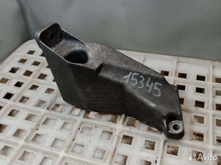 Опора двигателя правая Volkswagen Passat B5