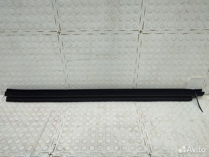 Уплотнитель стекла двери задний правый Lexus Rx 4