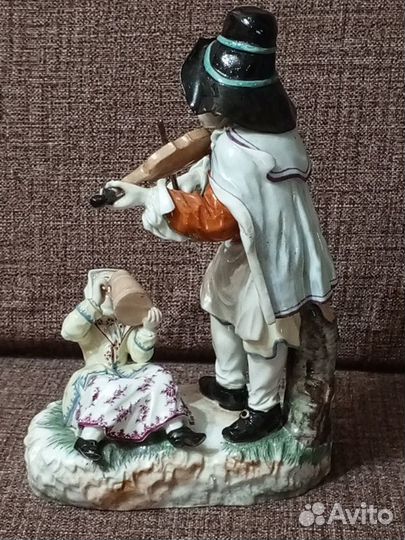 Фарфоровая статуэтка 