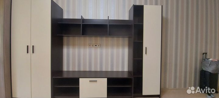 Стенка Столлплит в комнату