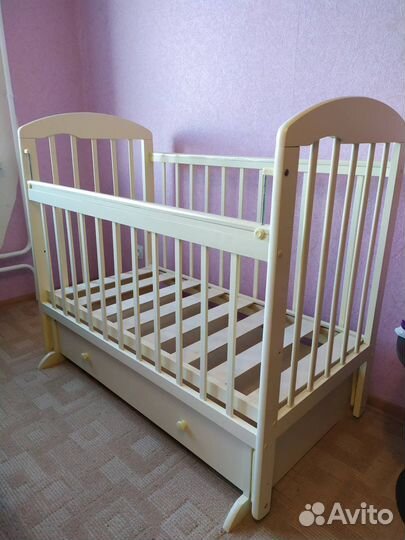 Детская кроватка с маятником и ящиком