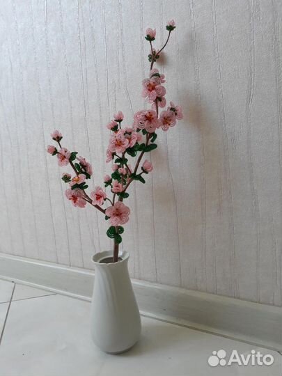 Красивая ветка сакуры из бисера