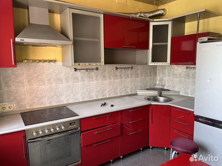 Кухонный гарнитур угловой бу с техникой