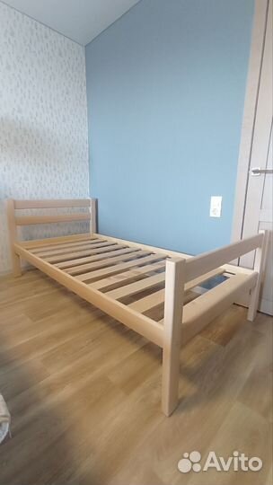 Кровать из массива сосны с матрасом