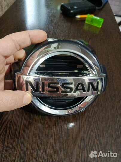 Эмблема на решётку радиатора Nissan