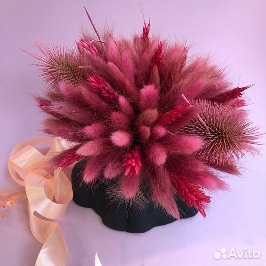 Гипсовое кашпо с яркими сухоцветами