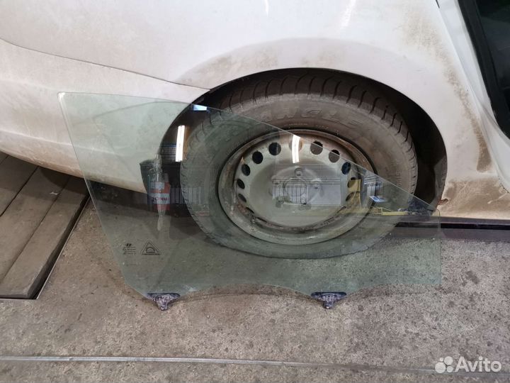 Стекло левое переднее ix35