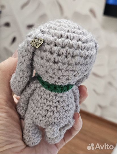 Вязаный заяц в шапочке