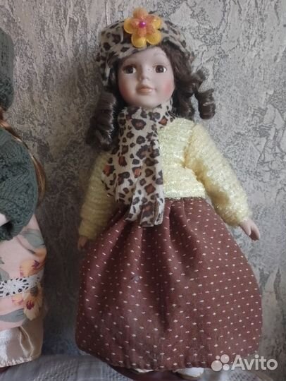 Кукла фарфоровая