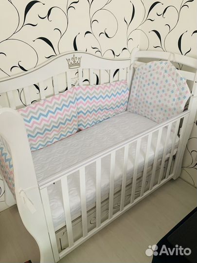 Детская кроватка с универсальным маятником