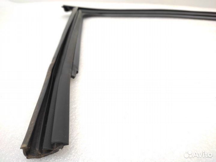 Уплотнитель стекла двери передний правый Audi Q5