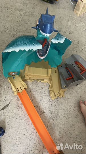 Гоночный трек hot wheels схватка с акулой