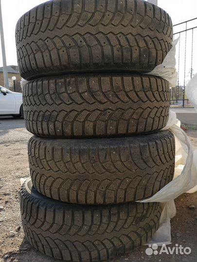 Bridgestone Blizzak Spike-01 215/60 R16