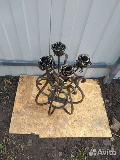 Кованая ваза с розами