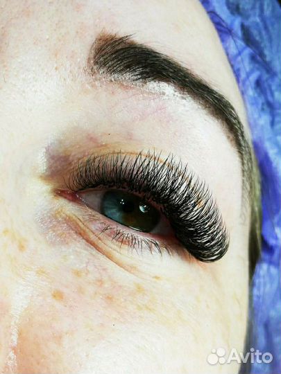 Наращивание ресниц на удобном кресле