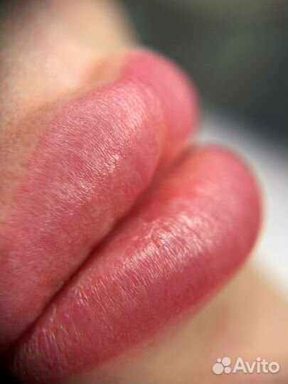 Перманентный макияж татуаж бровей губ модели