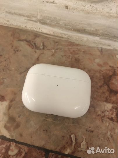 Оригинальный кейс от наушников - AirPods Pro